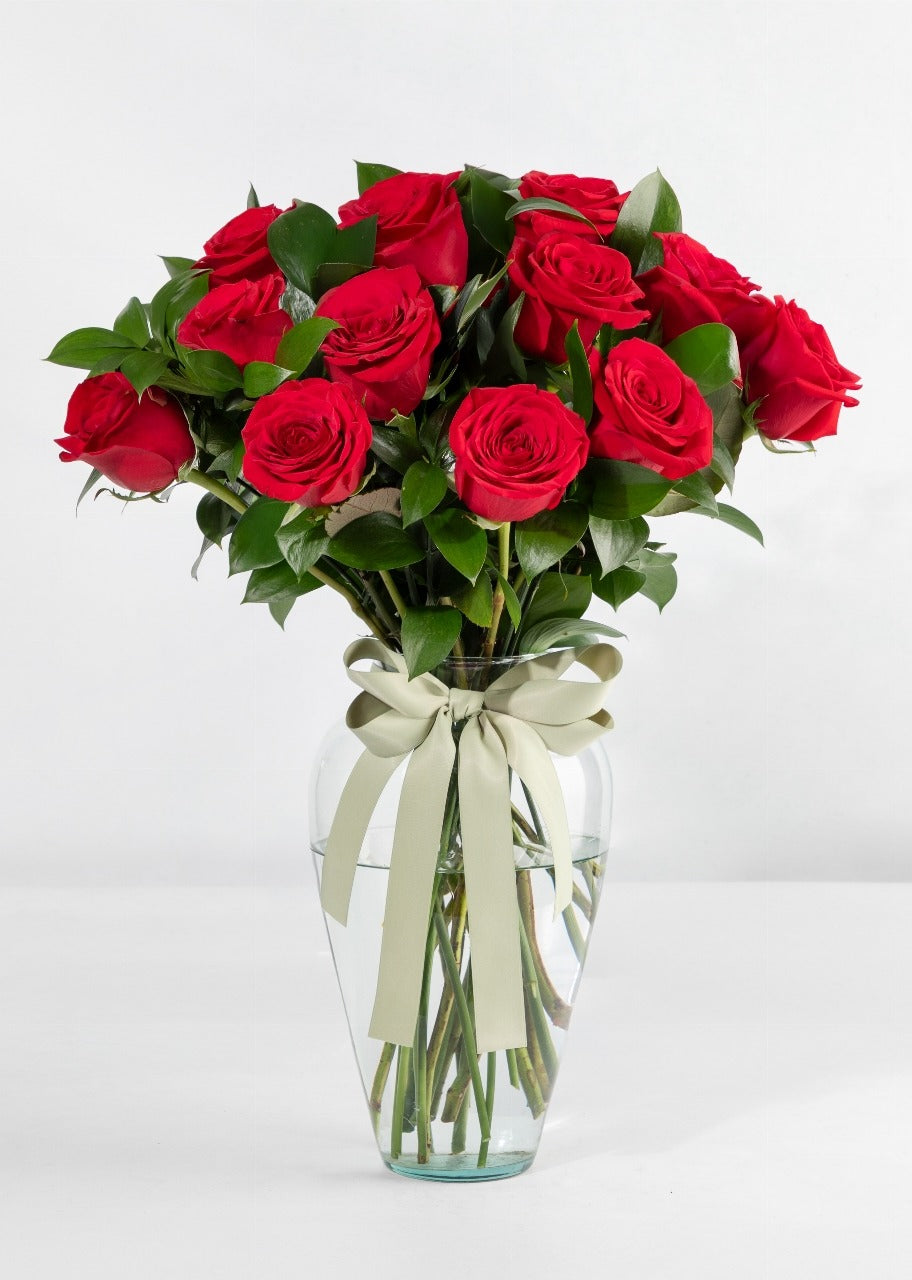 12 rosas Premium rojas con jarrón