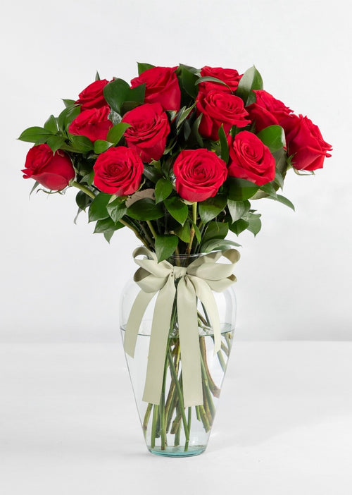 12 rosas Premium rojas con jarrón